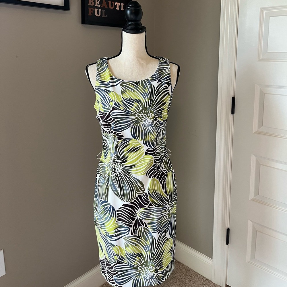 Roulette Sheath style dress size 6